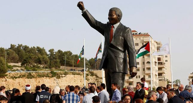 Statua di Nelson Mandela a Ramallah